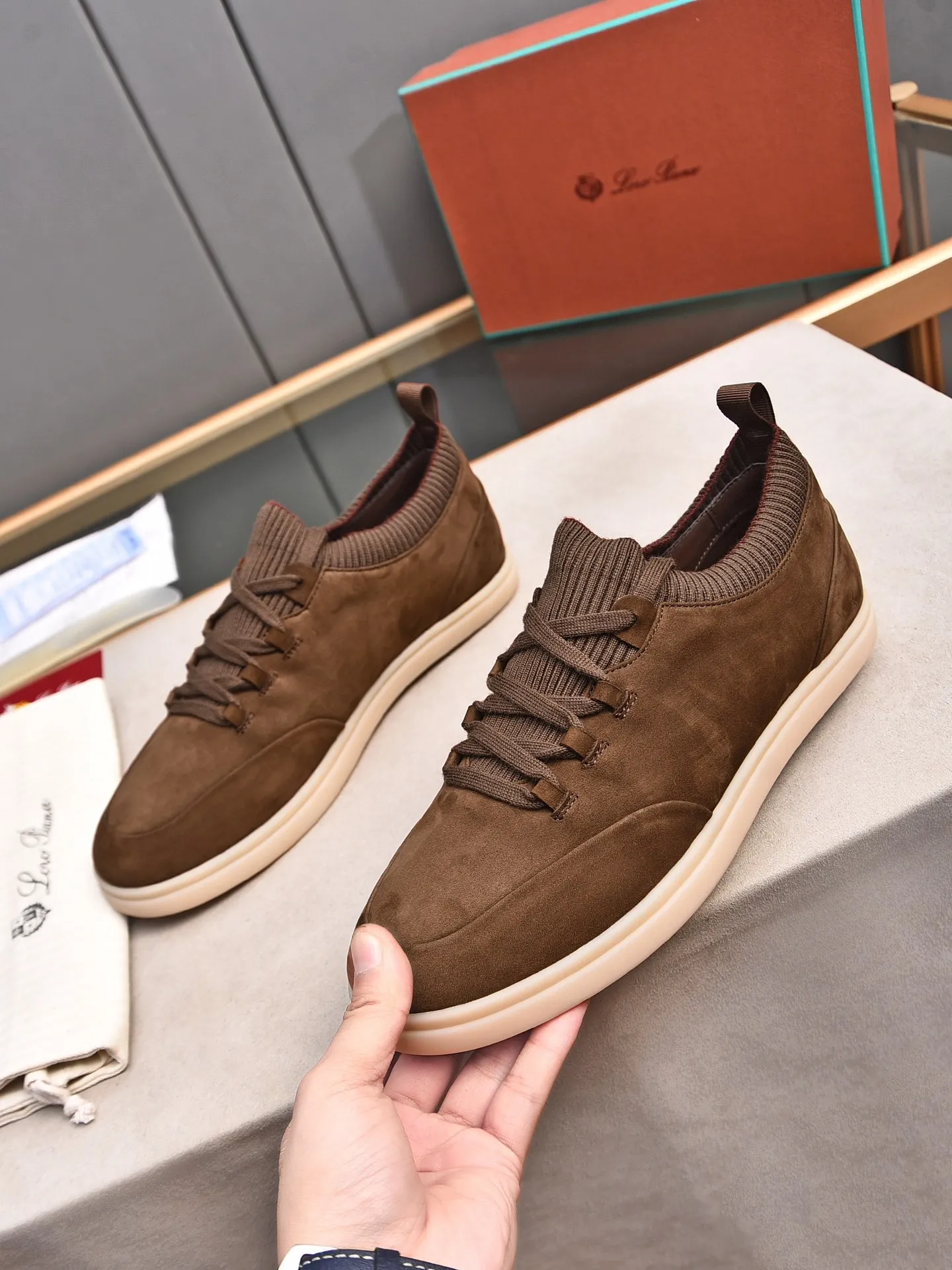 Men's Men's Shoes 💰500 LP's new product Loro Pian* 诺yo* Pianya Soho Walk These casual shoes and loafers are made of first-layer small nubuck cowhide. The texture is light, soft and comfortable. The mouth and tongue are decorated with high-density two-color knitting. The heel is decorated with a Kummel-colored original webbing pull-loop, which presents a unique three-dimensional effect. The unique version narrows slightly in the middle, and is decorated with details of the same material as shoelace eyelets. The original open-molded lightweight TPU rubber sole and spikes enhance traction and stability, and are full of modern aesthetic functional details. The rear is equipped with a cushion pad to enhance wearing comfort. It is sold in a complete package at the counter and is available in multiple colors!  Standard counter code number: 38～44# (45 customized)